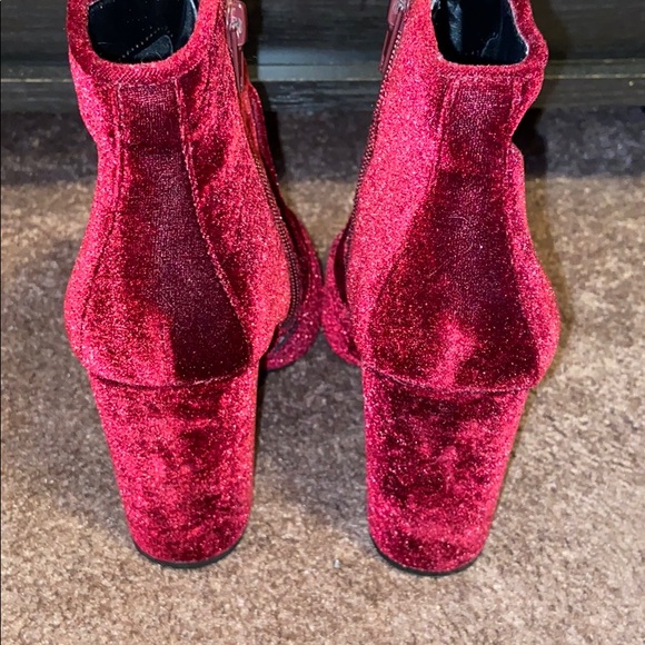 Barley Worn Size 7 Red Crushed Velvet Bootie - Picture 3 of 4